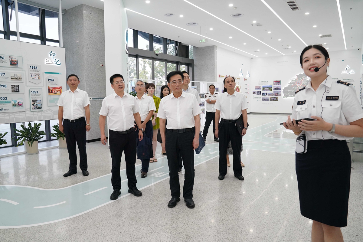 2024.9.11-1何宇健（左二）、薛佳平（左三）（水若石攝）.jpg