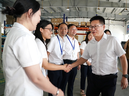 【20240906】集團(tuán)領(lǐng)導(dǎo)慰問(wèn)交通學(xué)校教師，何宇健（右一）（李阿梅攝）.jpg