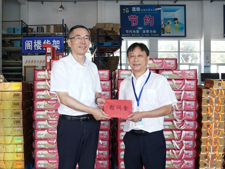 【20240906】集團(tuán)領(lǐng)導(dǎo)慰問(wèn)交通學(xué)校教師，柏衛(wèi)東（左）吳曉斌（右）（李阿梅攝）.jpg